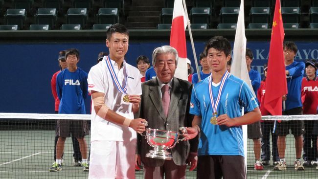 台灣網球小將哩駱建勛（右）勇奪雙打冠軍。（駱集益提供）