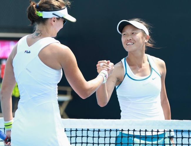 張凱貞（右）旗開得勝，台灣女網擊敗哈薩克。（四維基金會提供）