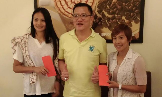 中華足協理事長林振議（中）送紅包給林曼婷（左）與曾淑娥（右），預祝她們有好的表現。