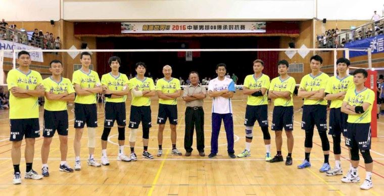 中華OB男排自由球員簡偉倫(右1)，身手依舊出色。圖/中華民國排球協會提供