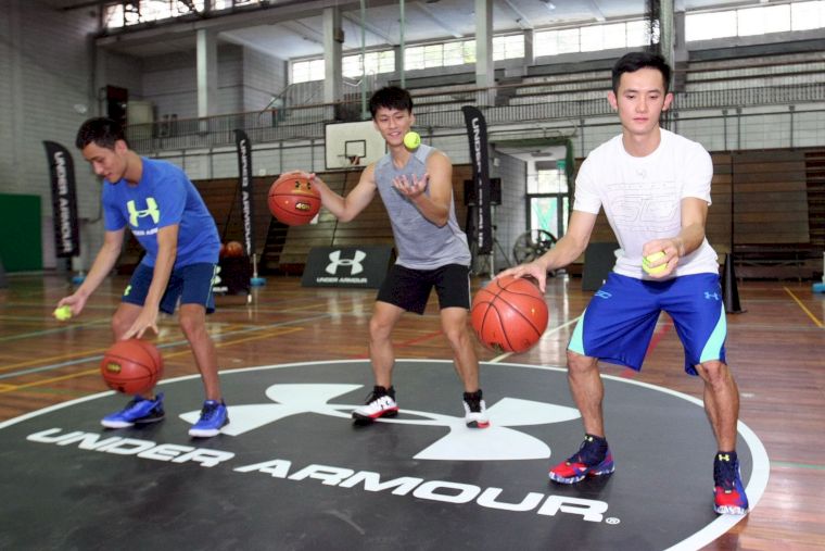 蔣淯安示範籃球基礎訓練。圖/UA提供
