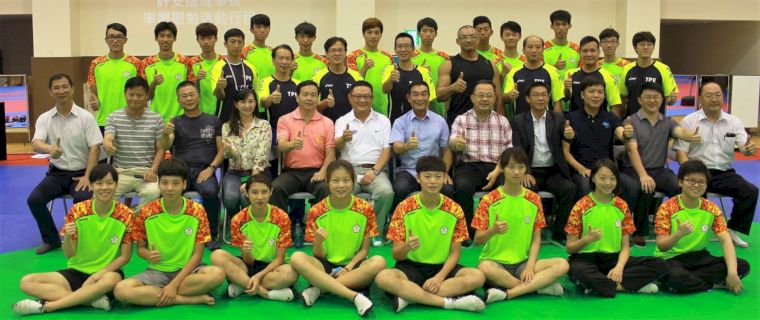 跆協勉勵奧運國手跟培訓團隊。圖/中華民國跆拳道協會提供