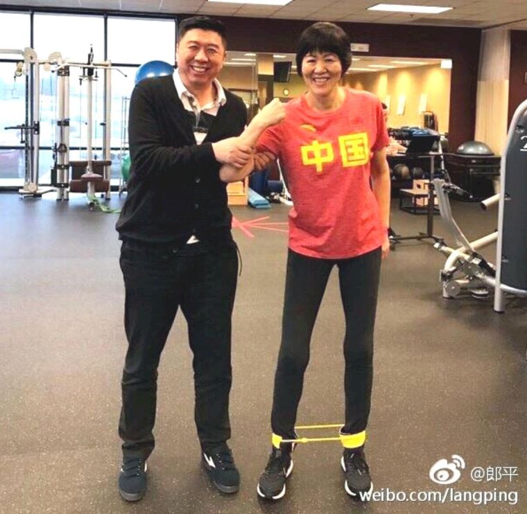 中國排球運動管理中心主任李全強(左)特別飛赴美國探望郎平。圖取自／郎平微博。