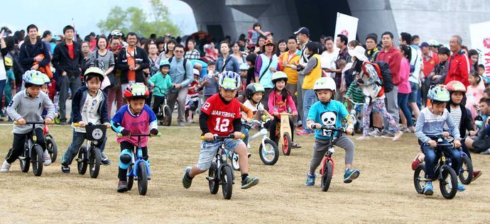 558名兒童參加滑步車賽，口愛指數破表。（自行車騎士協會提供）