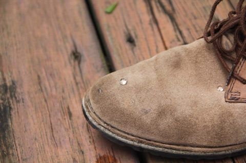 噴過「NewClean新可靈奈米長效保潔劑」的鞋子有明顯抗水效果。