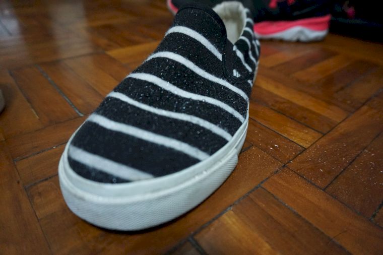 噴上新可靈的步鞋也立刻有防水抗菌的效果。