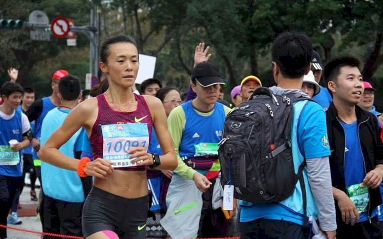 謝千鶴(左)在臺北馬創下國內女子初馬最快紀錄。圖/謝千鶴提供
