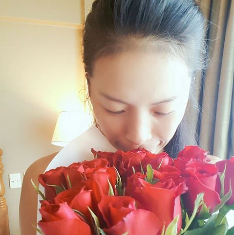 謝淑薇在4日31歲手捧男友送來的花。摘自謝淑薇臉書