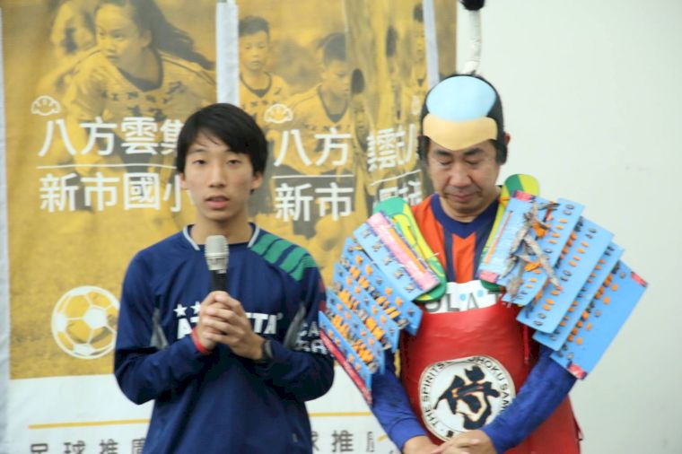 日本救援隊長角田寬和(右)。