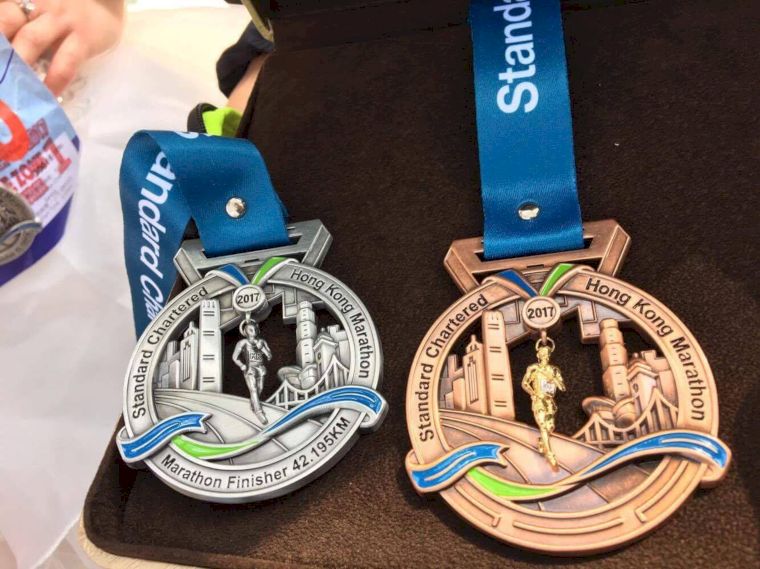 冠軍獎牌(右)由贊助商特別製作18K金鑲鑽。圖/游雅君提供