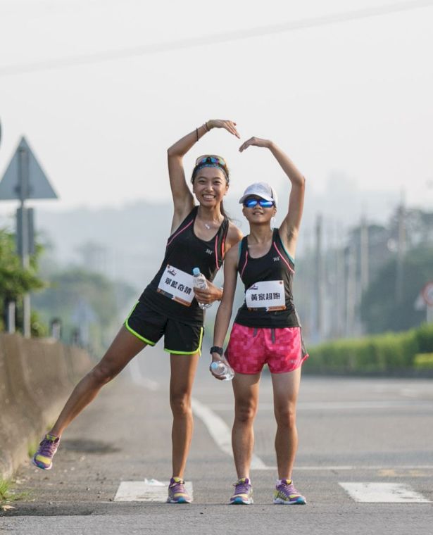 朝陽科大的劉家宇(左)與慈濟大學的蔣光緣(右)賽程中相互扶持，想要用跑步留下大學生涯的快樂回憶。圓創運動行銷