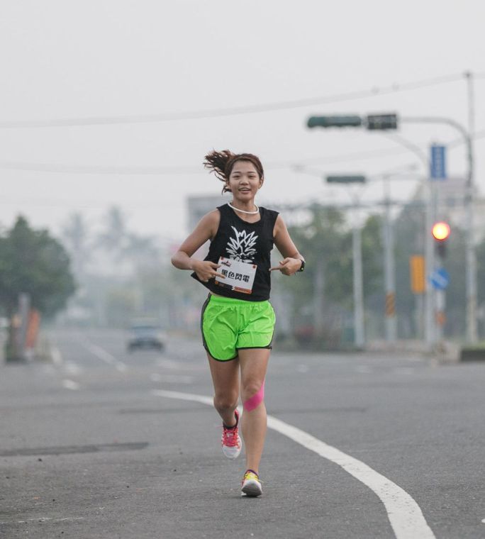 台北醫學大學張倫平在一日休息之後火力全開，首次拉近女子選手差距至13分58秒。圓創運動行銷提供