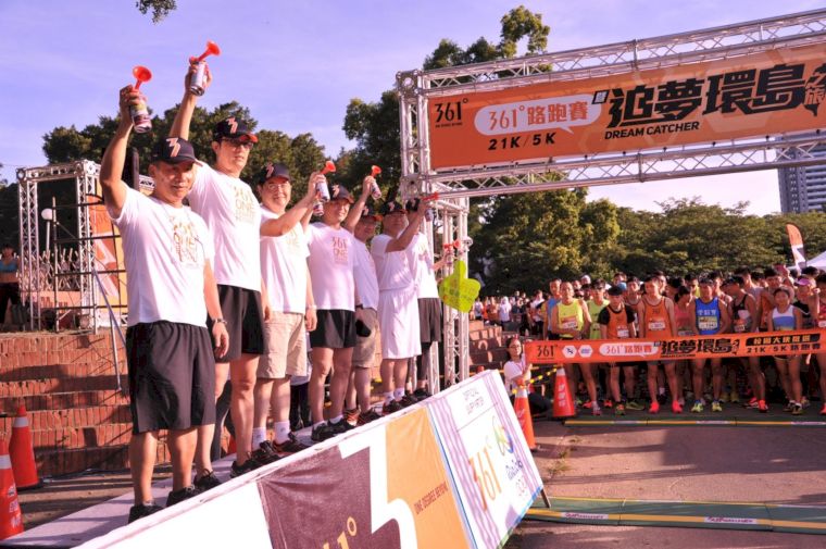 首屆361°路跑賽今天準時於06:30於東海大學鳴笛出發。圖/361° 台灣提供