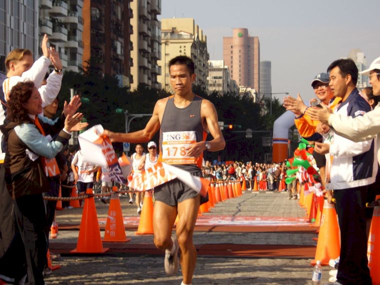 臺北馬拉松是國內菁英選手每年重要賽事之一，兩屆奧運國手吳文騫(中)。(資料照，主辦單位提供)