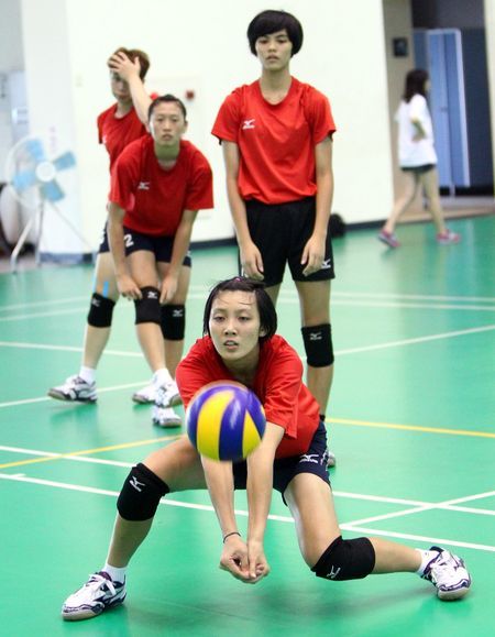 備戰亞青女排賽，中華隊黃貞淯進行低手接球訓練。（中華排球協會提供）