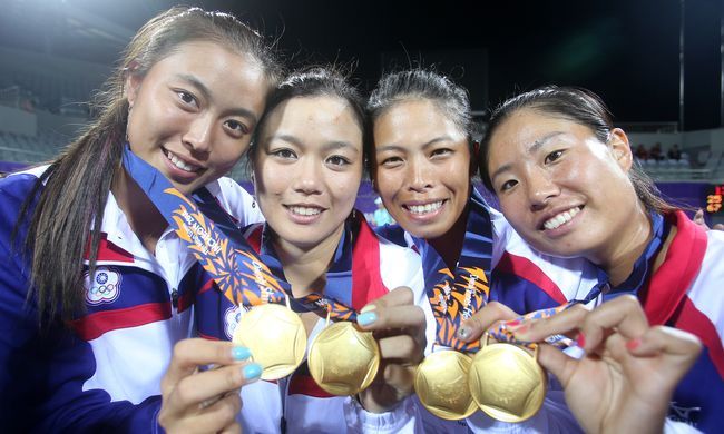 網球女團金牌詹皓晴(左至右)、詹詠然、謝淑薇、詹謹瑋。（李天助／攝）