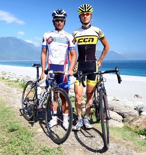 去年登山王季軍王胤之（右）、首位加盟世界一級職業車隊的馮俊凱（左）參賽。（中華自行車騎士協會提供）