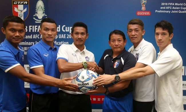 泰國隊代表（藍色）與中華隊教練和球員出席記者會。（李天助／攝）