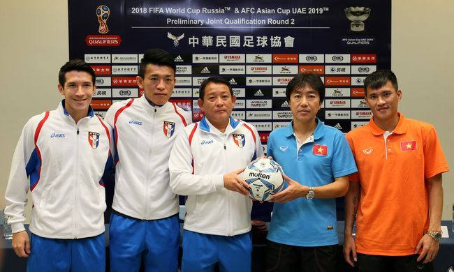 中華隊球員代表和總教練陳貴人與越南教練出席賽前記者會。（李天助／攝）