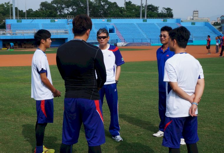 中華隊開訓，總教練郭泰源勉勵選手。(中職提供)