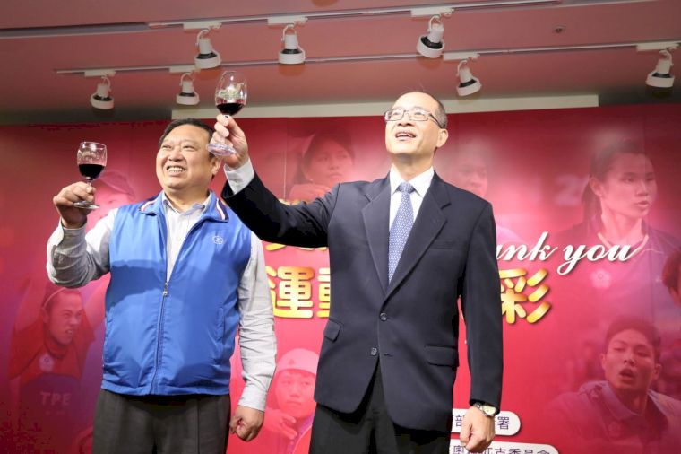 感恩餐會由2位主人體育署長何卓飛（右）中華奧會主席林鴻道項與會人士舉杯致敬（大會提供）