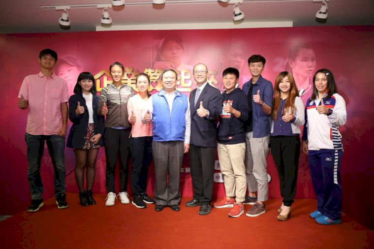 體育署長何卓飛（右5）中華奧會主席林鴻道（左5）與國內傑出優秀運動選手合影（大會提供）