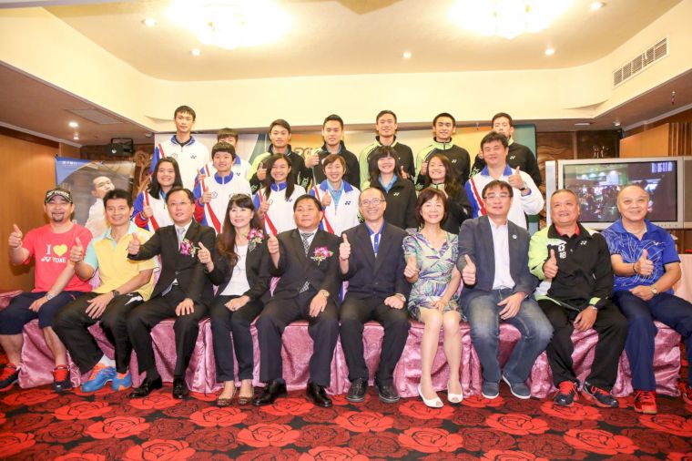 參加亞青U19羽賽的台灣小將與貴賓們合照（中華羽協提供）
