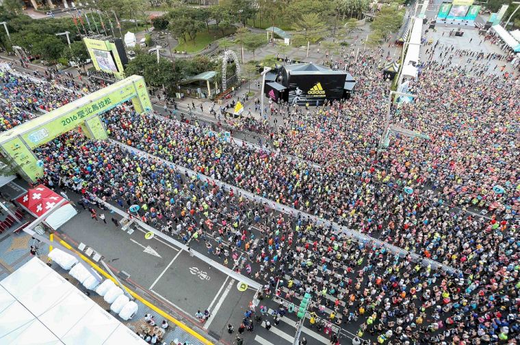 2016臺北馬拉松今日上午六點半在北市府前鳴槍開跑，共2萬5千名跑者一起參與這場年度盛事。(大漢集團提供)