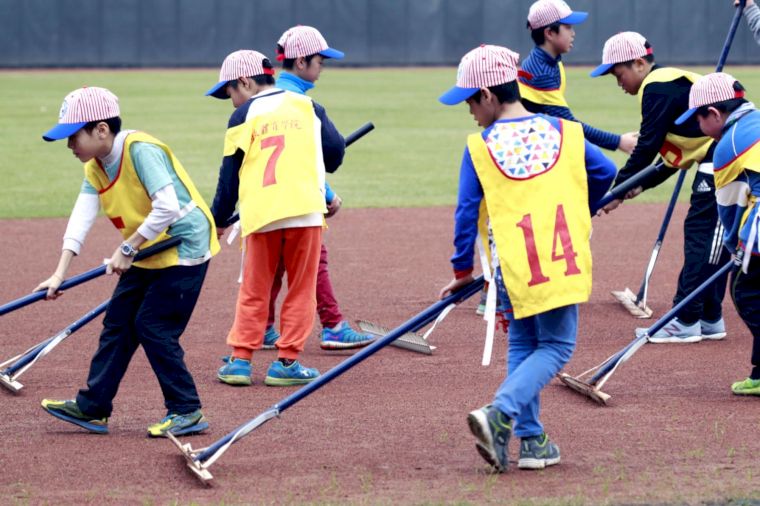 棒球小小兵全方位體驗營也教導小朋友對場地的維護與尊重。