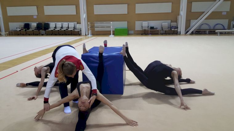 桃園體操選手在俄羅斯接受教練指導練習。圖/國立體大提供