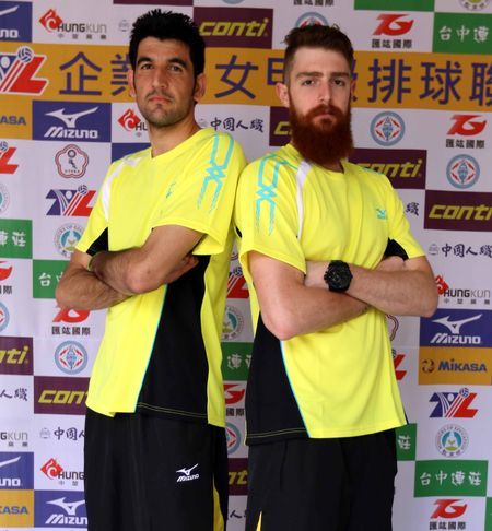 台中連莊兩位洋將卡恩(左)和米蘭。中華民國排球協會／提供。