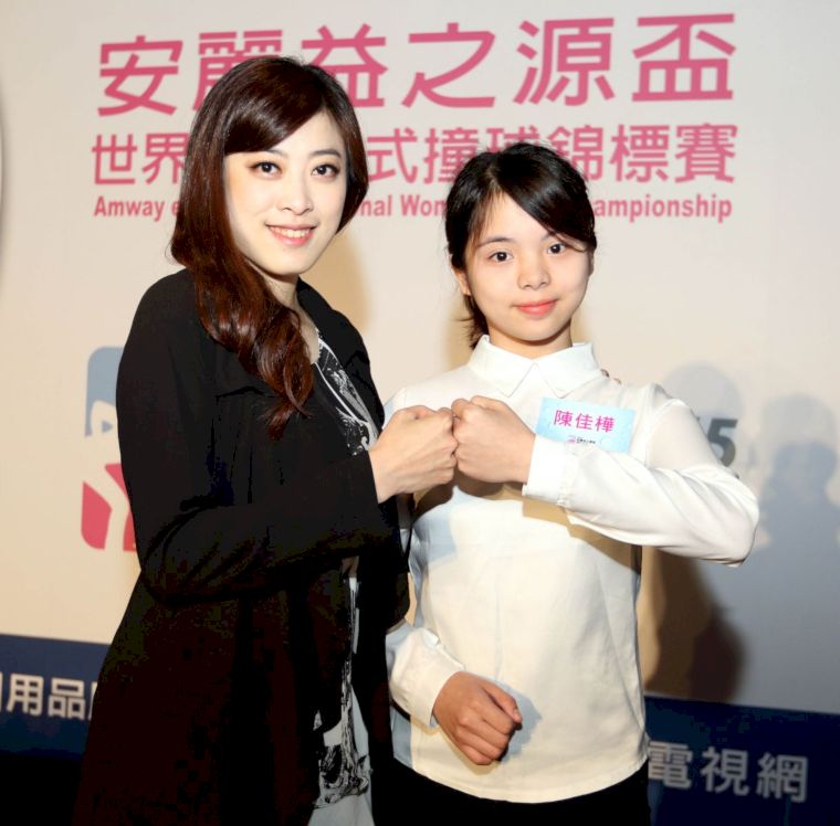 周婕妤(左)和陳佳樺是安麗盃世界女子花式撞球賽史上首對師徒檔。林嘉欣／攝影。
