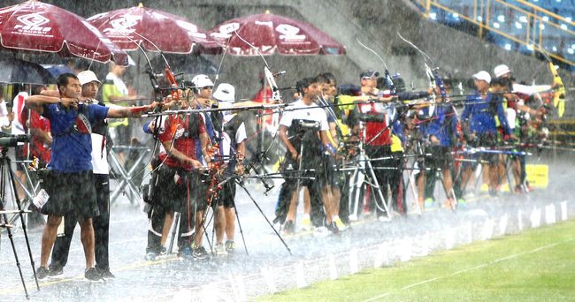 洲射箭大獎賽，男子反曲弓32強賽一度在傾盆大雨中進行。（中華射箭協會提供）