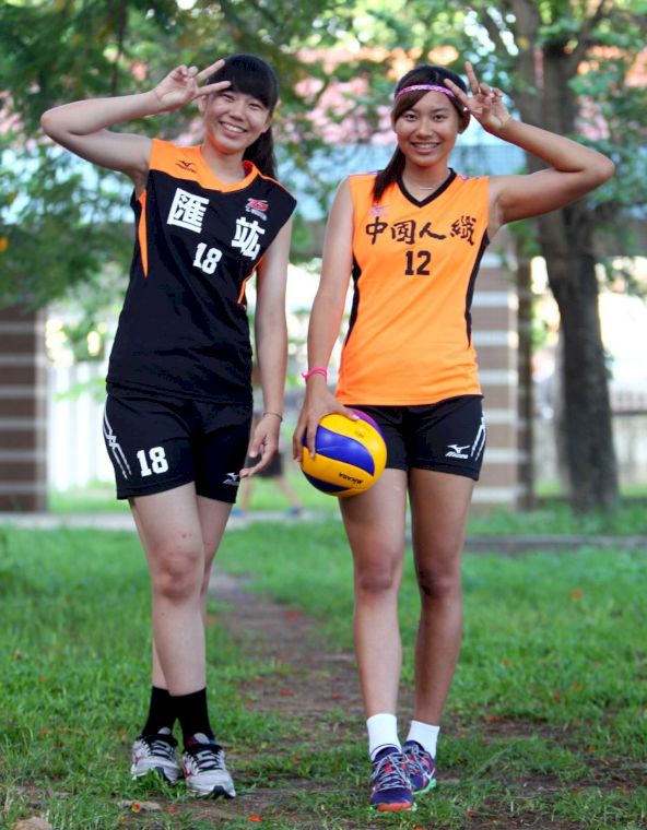 中國人纖隊張瓈文(右)和匯竑國際隊張瓈婷在企業排球聯賽姐妹鬩牆。中華民國排球協會／提供。