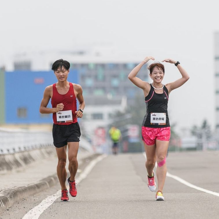 台灣體大的陳偉杰(左)因腸胃不適決定停賽一天，但為調整體能故跟女子選手一起陪跑。圓創運動行銷