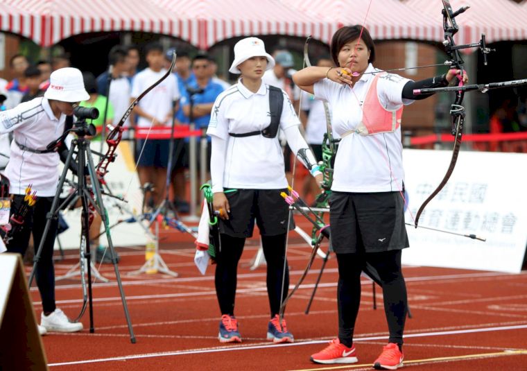 有奧運學姊撐腰，喻妍毓(右)自信張弓。中華民國射箭協會提供