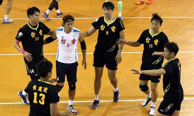 304：台電隊球員比賽中互相加油打氣。中華民國排球協會／提供。