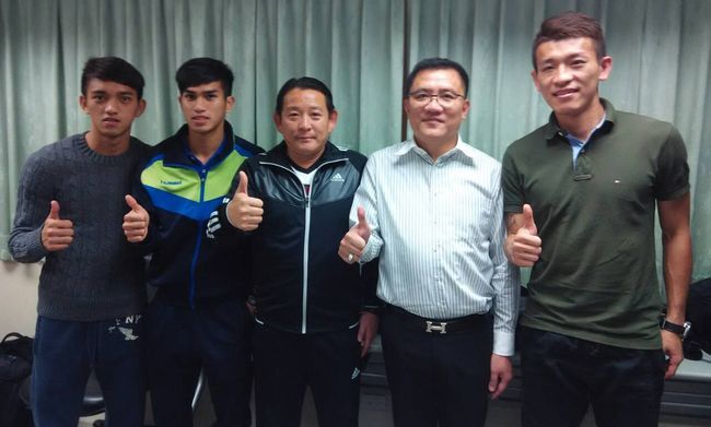 中華男足總教練陳貴人（左三）、足協理事長林振義（左二）帶領3名旅外球員拜會體育署。