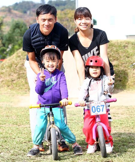 田徑好手劉元凱（後左）帶著小孩來體驗。（鐵山腳單車運動村提供）