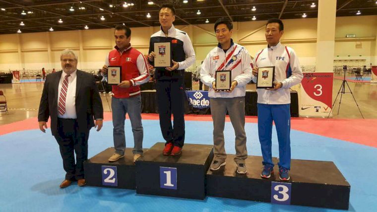 中華男女代表隊在美國公開賽都拿下團體第四名，總教練李佳融(右一)代表領獎。圖/中華跆協提供