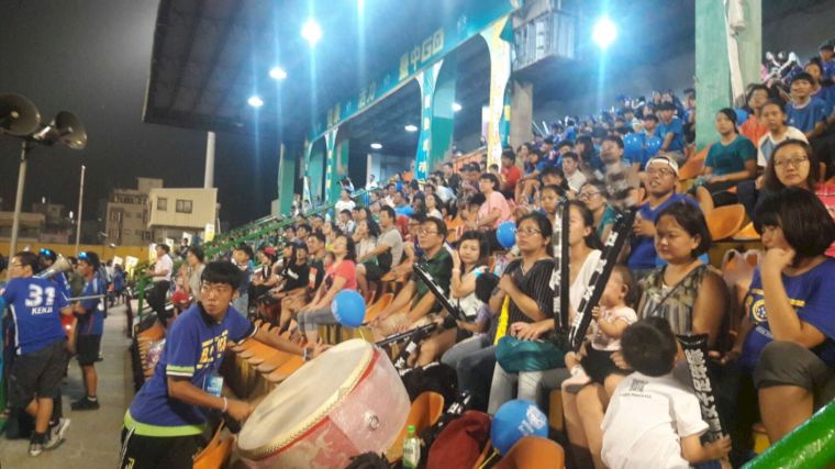 豐原球場擠進近2千球迷捧場。中華民國足球協會提供
