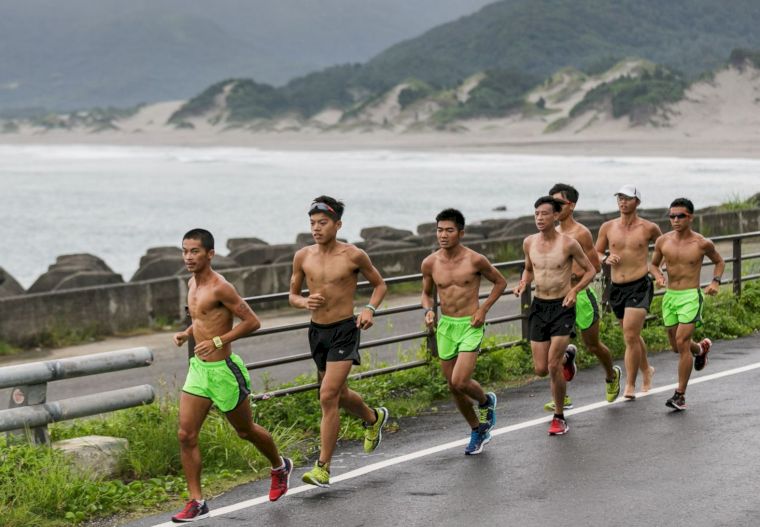 清晨陰雨綿綿，選手沿著太平洋海岸線前往旭海。圓創運動行銷提供