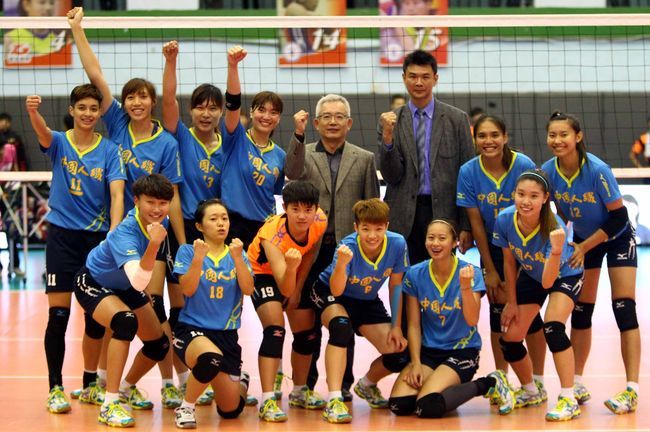 中國人纖勇奪企排十一年挑戰賽女子組后冠。中華民國排球協會／提供。