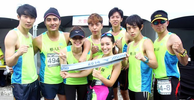 Mizuno馬拉松接力賽藝人隊歡欣參賽左二為郭彥甫。（中華田徑協會提供）