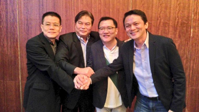 柬埔寨(左起)、菲律賓、足協理事長林振義和新加坡足協代表相談甚歡。梁紀淳攝
