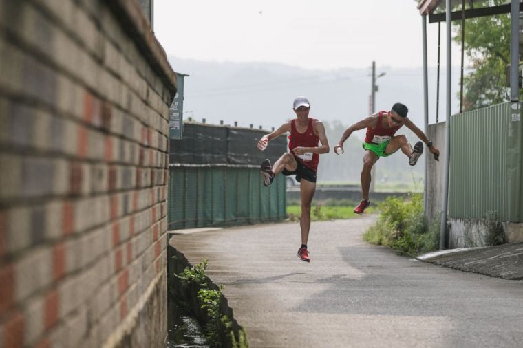嘉義大學許凱智(左)與國體大簡煒(右)在鄉間小道中一起享受跑步的樂趣。圓創運動行銷