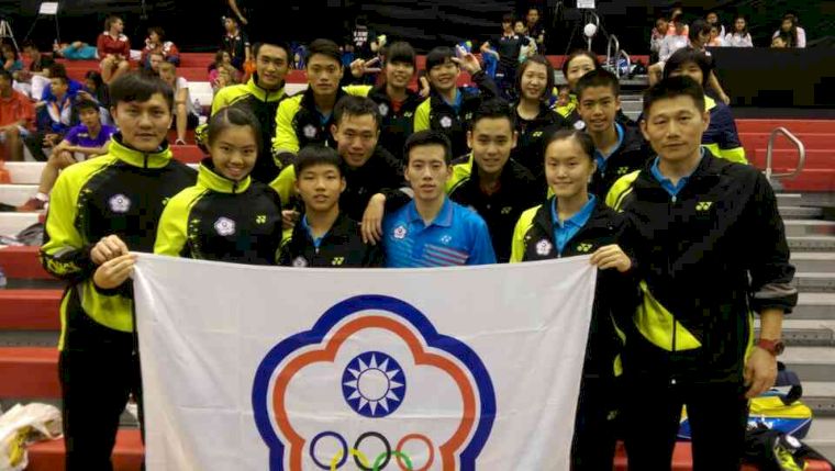 台灣羽隊教練李松遠（前排右1）楊鈞翔（前排左1）開心與隊員們合影（李松遠提供）