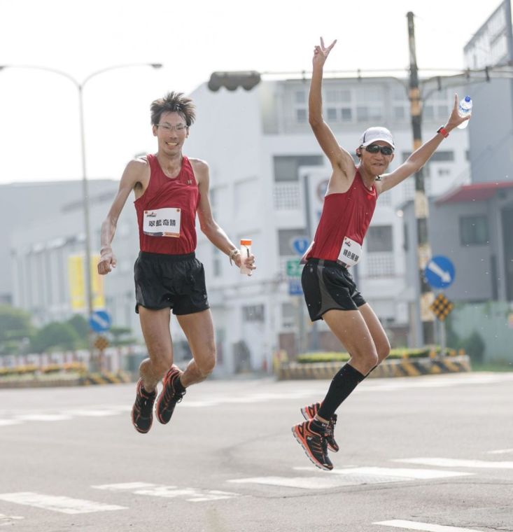 淡江大學蔡尚嘉(左)和彰化師大劉其光(右)雖然是殿後選手，但他們決定用自己的配速來紀錄屬於自己的環島。圓創運動行銷提供