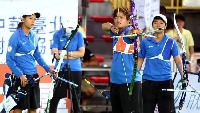 中華女子反曲弓A隊袁叔琪（右二）帶領隊友獲得亞洲射箭大獎賽女子反曲弓團體賽銅牌。（中華射箭協會提供）