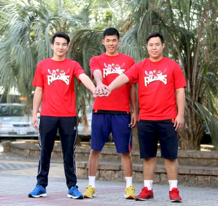 陳哲明(左起)、黃建銘和吳文勝已進入中堃窯業工作。中華民國排球協會提供。